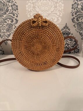 Boho woven round basket shoulder/purse, lined inside, with a faux leather strap.